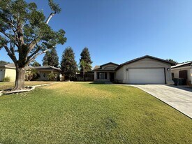 5704 Pine Canyon Dr in Bakersfield, CA - Building Photo