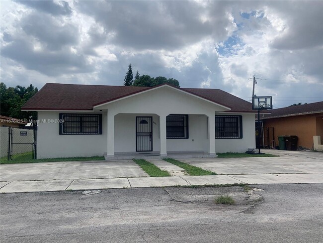 806 W 73rd Pl in Hialeah, FL - Building Photo - Building Photo