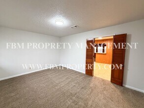 1608 Nichols St in Ennis, TX - Building Photo - Building Photo