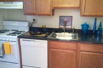 Berkshire and Barter Court Apartments in Charlottesville, VA - Foto de edificio - Interior Photo