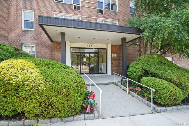 1 Oakridge Pl in Eastchester, NY - Building Photo - Building Photo