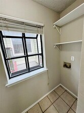 2215 Post Rd in Austin, TX - Foto de edificio - Building Photo