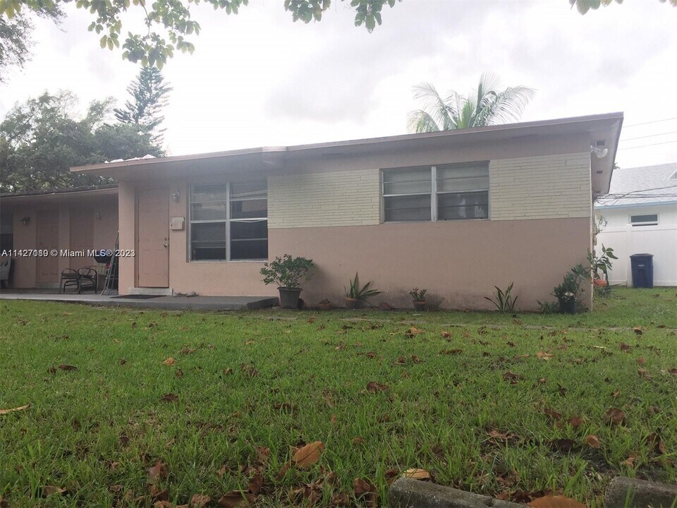 741 SW 6th St-Unit -A in Hallandale Beach, FL - Building Photo