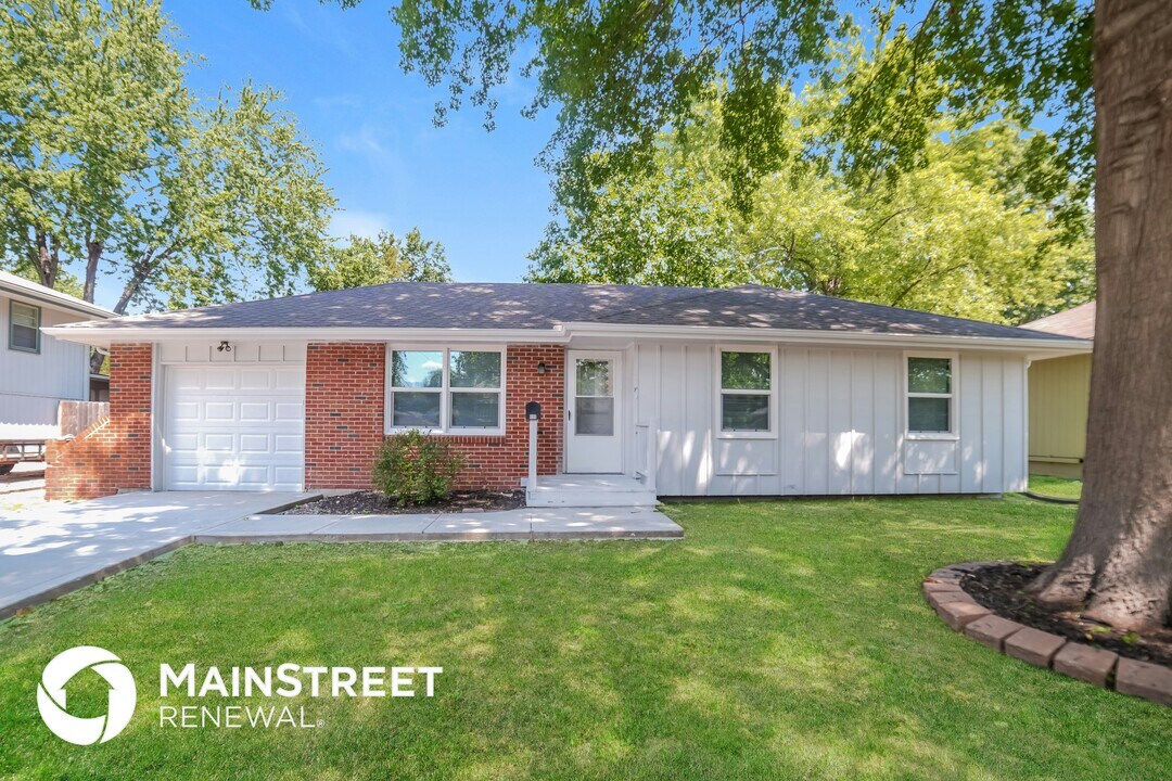 608 NE Ash St in Lee's Summit, MO - Building Photo