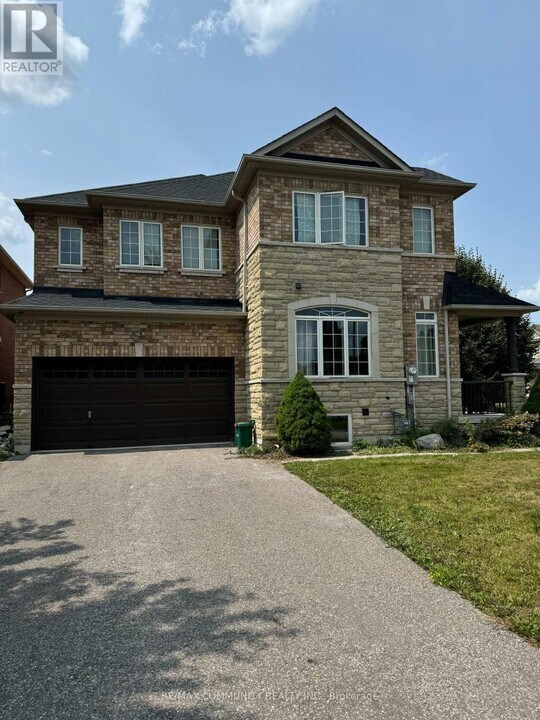 19 Lewis Honey Dr in Aurora, ON - Building Photo