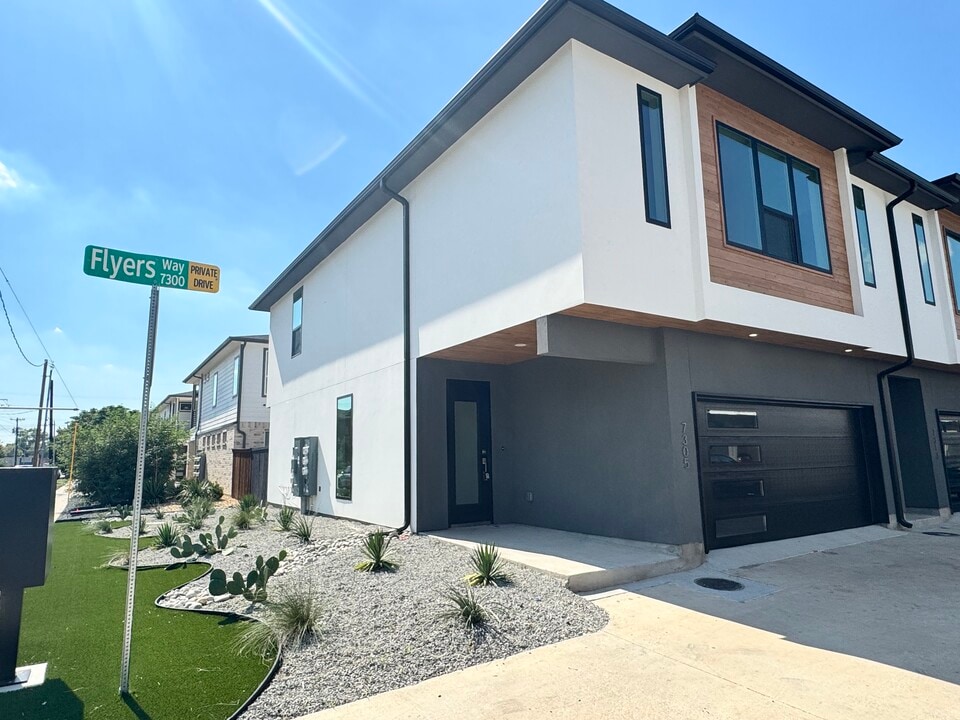 7305 Flyers Way in Dallas, TX - Foto de edificio