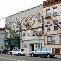 425 61st St in West New York, NJ - Building Photo