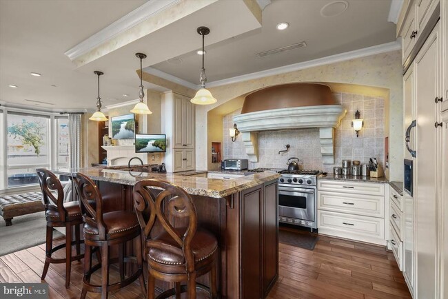 property at 921 Valencia Ct
