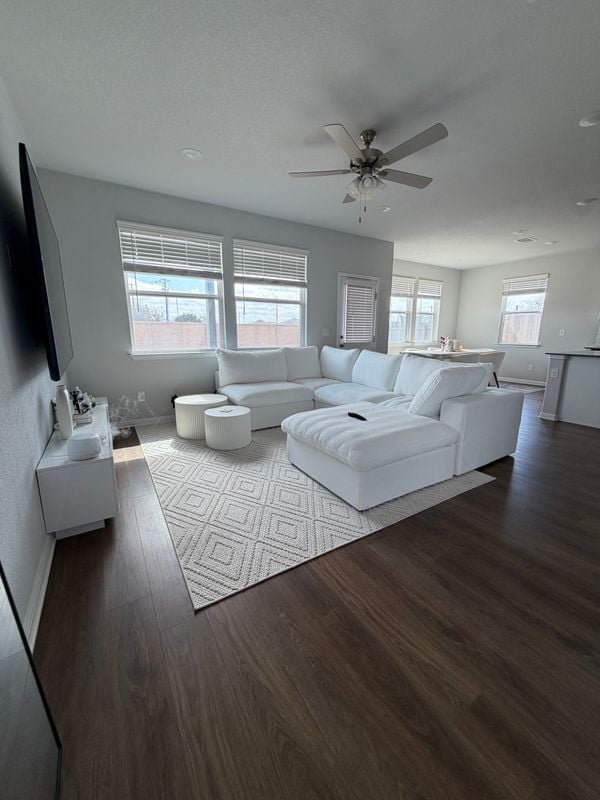 6554 Marsh Ln in Buda, TX - Foto de edificio - Building Photo