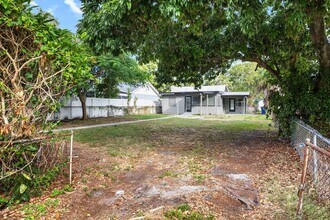 2435 13th Ave N in St. Petersburg, FL - Building Photo - Building Photo