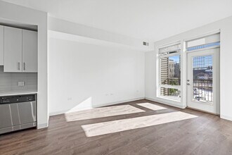 851 W Grand Ave in Chicago, IL - Building Photo - Building Photo