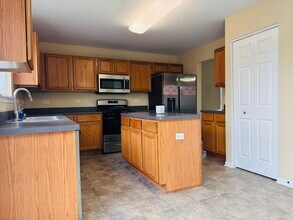 408 Clifton Ln in Bolingbrook, IL - Building Photo - Building Photo