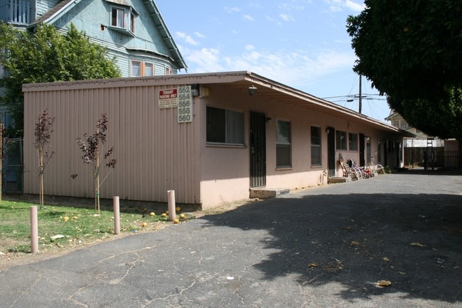 552-560 W 40th Pl in Los Angeles, CA - Building Photo - Building Photo