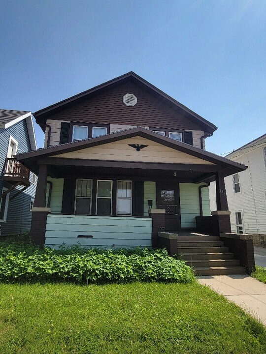 123 E Mill St in Beaver Dam, WI - Building Photo