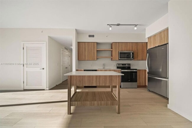 555 NE 8th St, Unit 1008 in Fort Lauderdale, FL - Building Photo - Building Photo