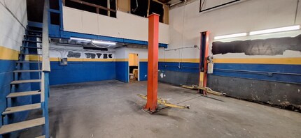 18422 Vanowen St in Los Angeles, CA - Building Photo - Building Photo