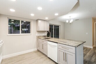 5404 Deltona Blvd in Spring Hill, FL - Foto de edificio - Building Photo