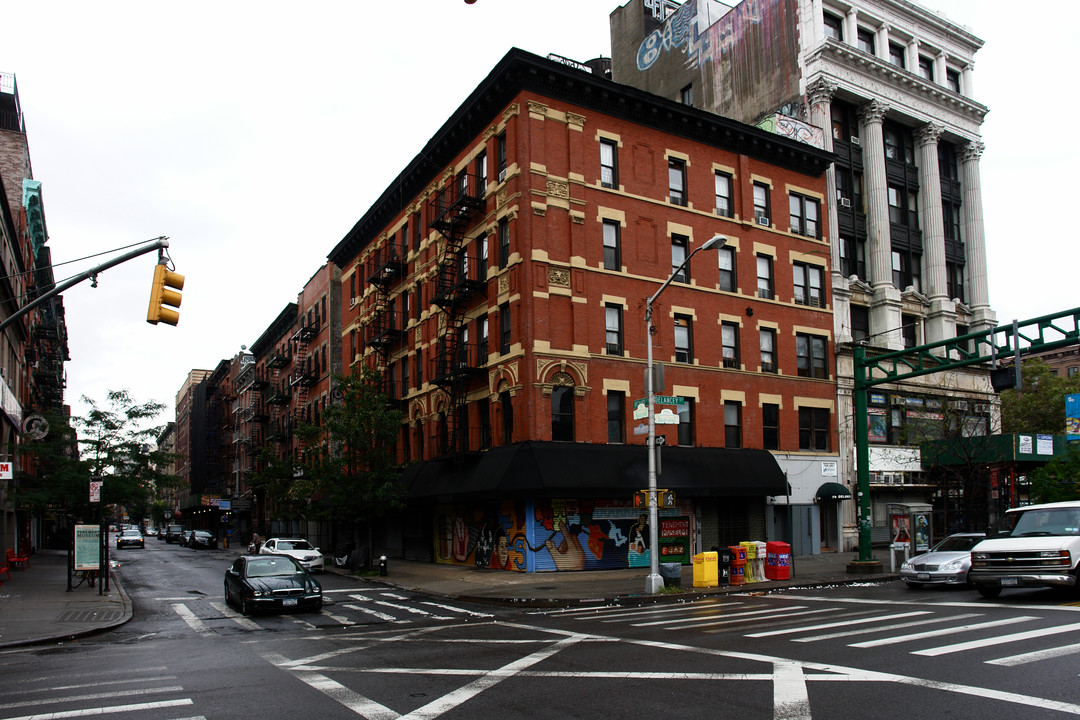 81-83 Delancey St in New York, NY - Foto de edificio