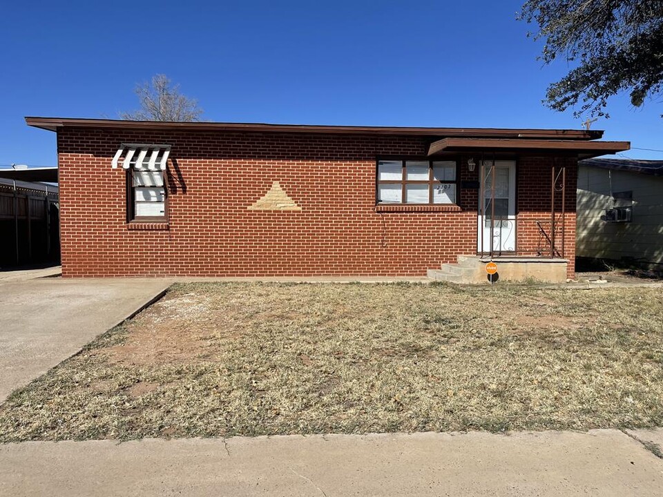 2103 Beverly St in Odessa, TX - Building Photo