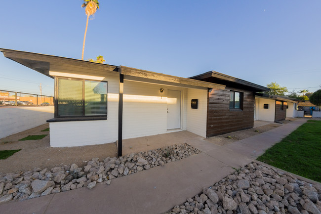 The Flats on Indian School in Phoenix, AZ - Building Photo - Building Photo