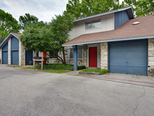 5913 Little Creek Trail in Austin, TX - Building Photo - Building Photo