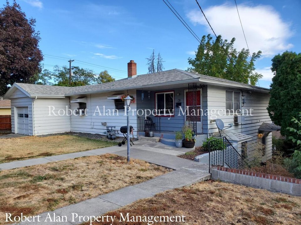 2 NW 10th St in Pendleton, OR - Building Photo