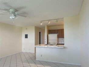 2401 Riverside Dr in Coral Springs, FL - Building Photo - Building Photo