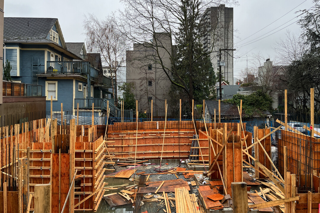 1039 Nicola St in Vancouver, BC - Building Photo