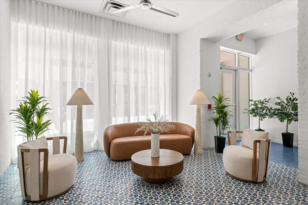 1201 17th St in Miami Beach, FL - Building Photo