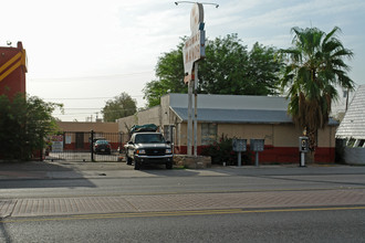 Midway Manor Apartments in Tucson, AZ - Foto de edificio - Building Photo