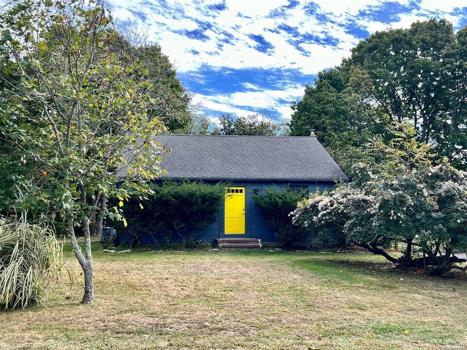 285 Oyster Ponds Ln in Southold, NY - Building Photo