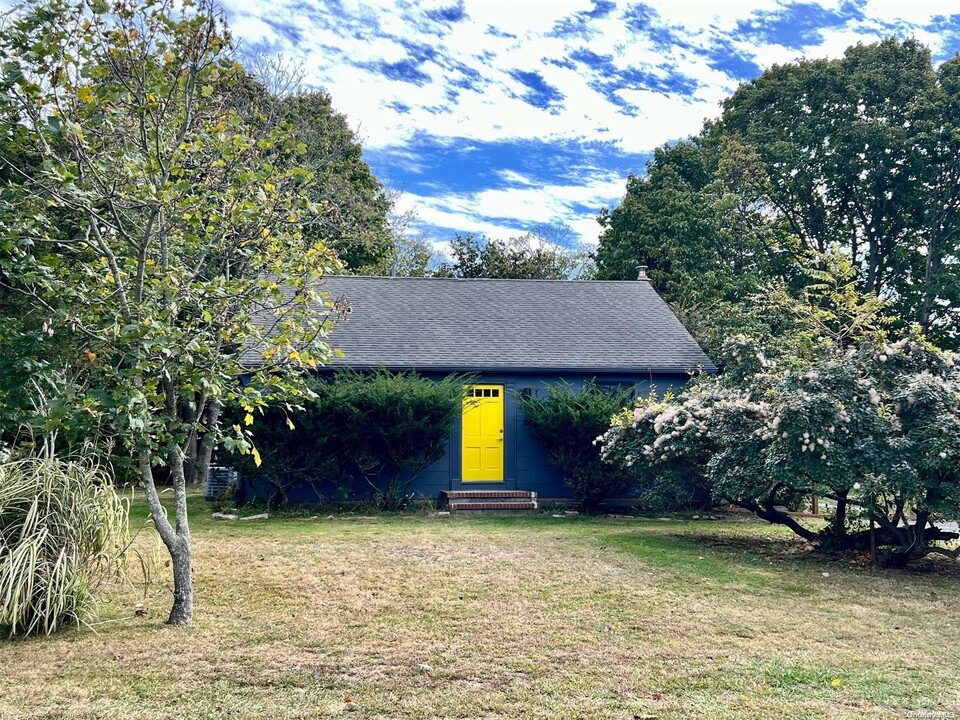 285 Oyster Ponds Ln in Orient, NY - Building Photo