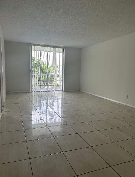 3181 W Hallandale Beach Blvd in Hallandale Beach, FL - Building Photo