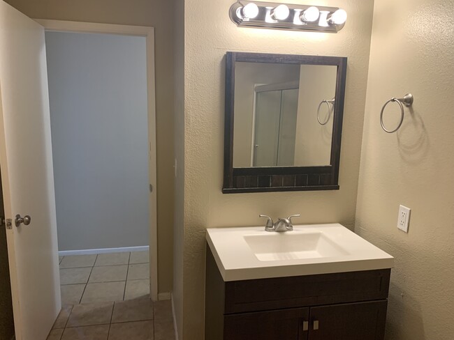 1047 W 19TH ST - NO AVAILABILITY in Merced, CA - Foto de edificio - Building Photo