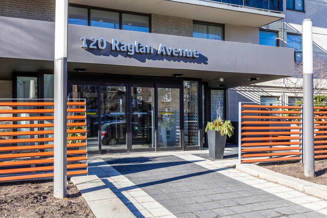 Cedarwood Suites in Toronto, ON - Foto de edificio