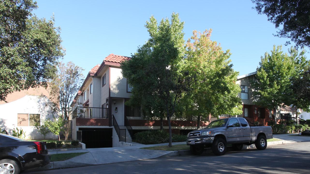 1049 Linden Ave in Glendale, CA - Building Photo