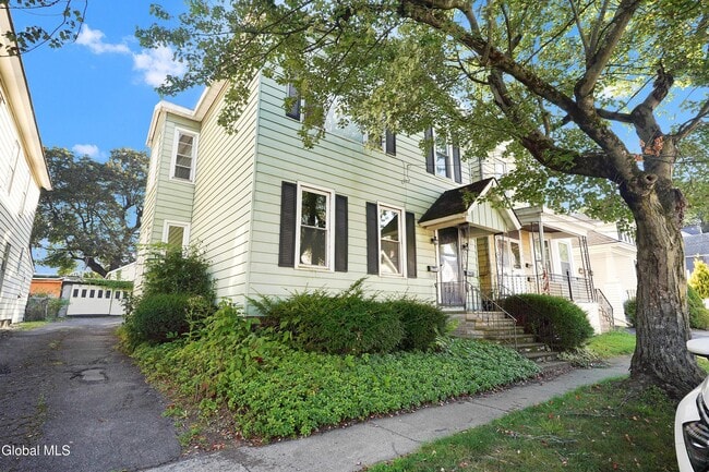 property at 9 Ball Pl