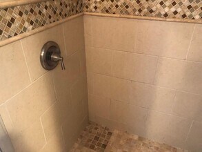 5804 Searl Ter, Unit 1 in Bethesda, MD - Foto de edificio - Building Photo
