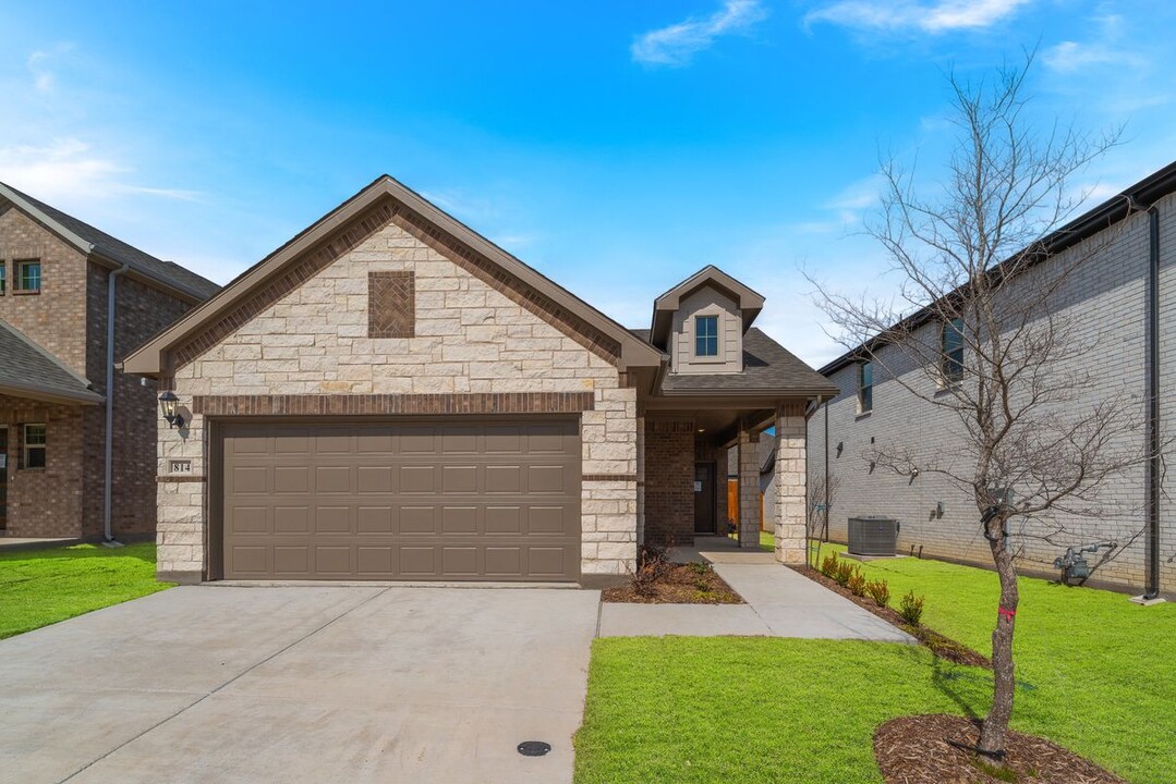814 Rosemary Hl Dr in McKinney, TX - Building Photo