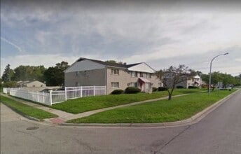 10050 W Nine Mile Rd in Oak Park, MI - Building Photo - Building Photo