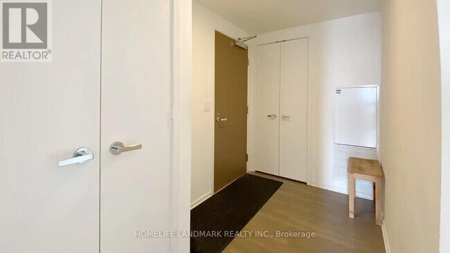 1 Bloor St E in Toronto, ON - Building Photo - Building Photo