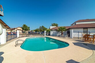 2704 N Salem in Mesa, AZ - Foto de edificio - Building Photo