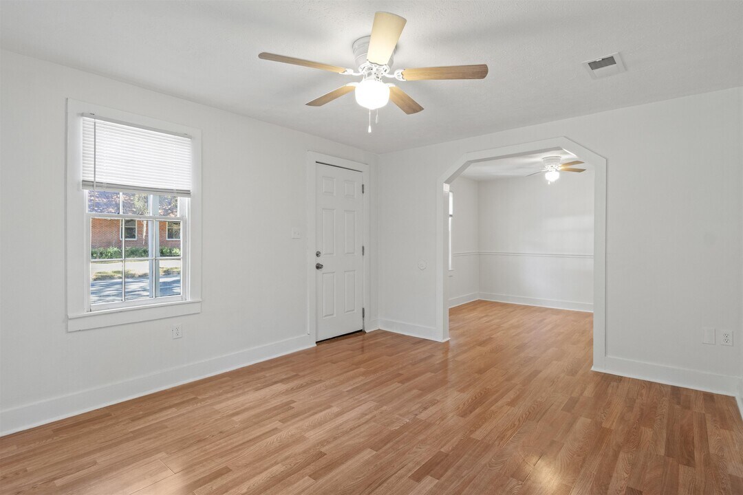 1408 N Bronough St in Tallahassee, FL - Foto de edificio