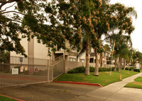 Arrow Wood Apartments in Fontana, CA - Foto de edificio - Building Photo