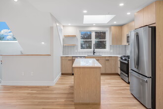 9 Wenham St, Unit 4 in Boston, MA - Foto de edificio - Building Photo