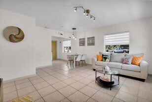 1850 SW 24th St in Fort Lauderdale, FL - Building Photo