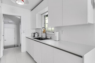 8 Century Ln in Miami Beach, FL - Building Photo - Building Photo