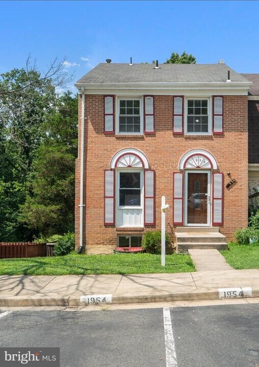 1954 Mayflower Dr in Woodbridge, VA - Building Photo