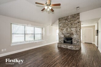 911 Blewitt Dr in Cedar Hill, TX - Foto de edificio - Building Photo