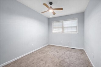 394 Deputy Ln in Newport News, VA - Foto de edificio - Building Photo